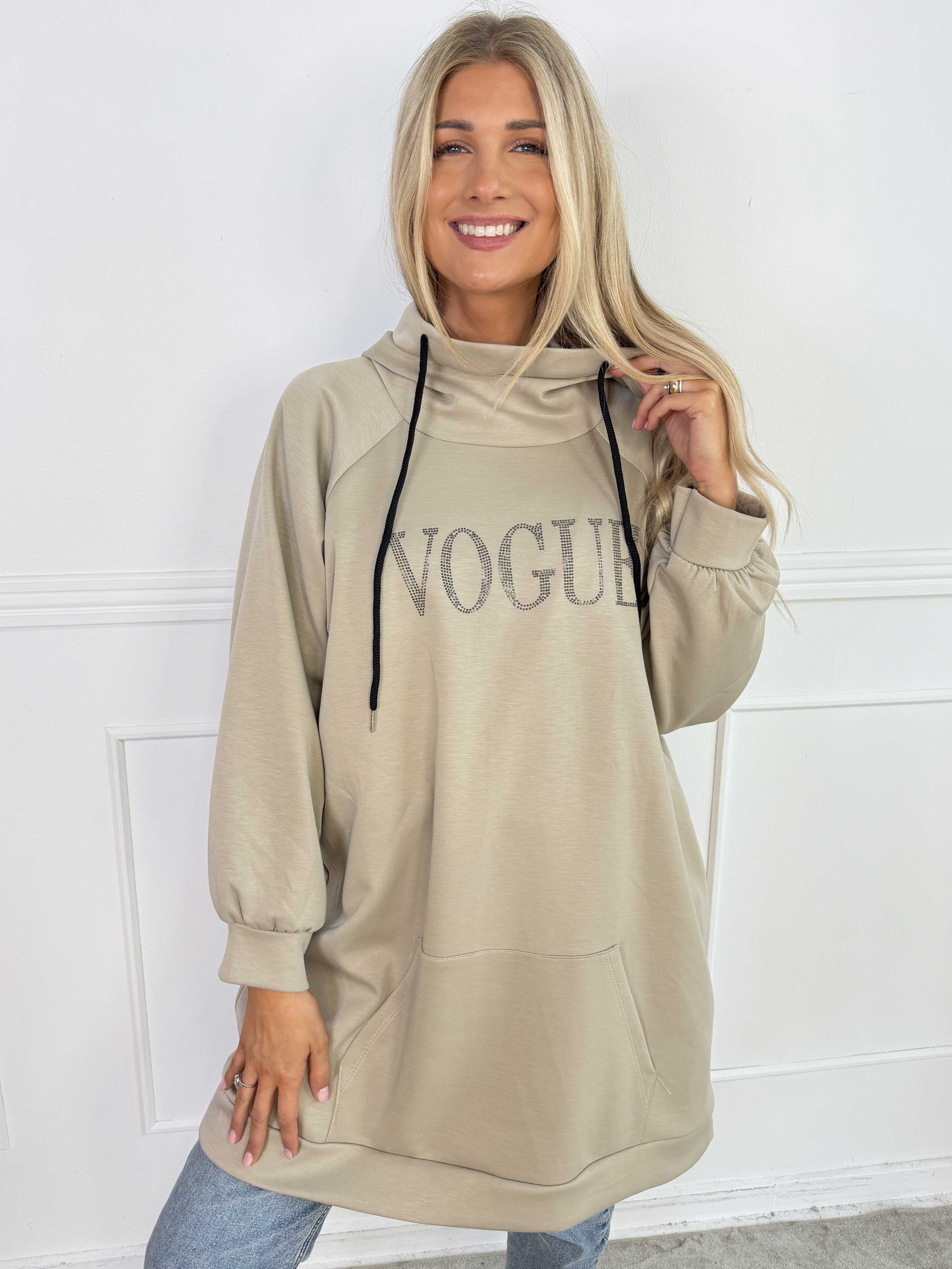 Thalia - Blød joggingkjole med VOGUE stående på brystet